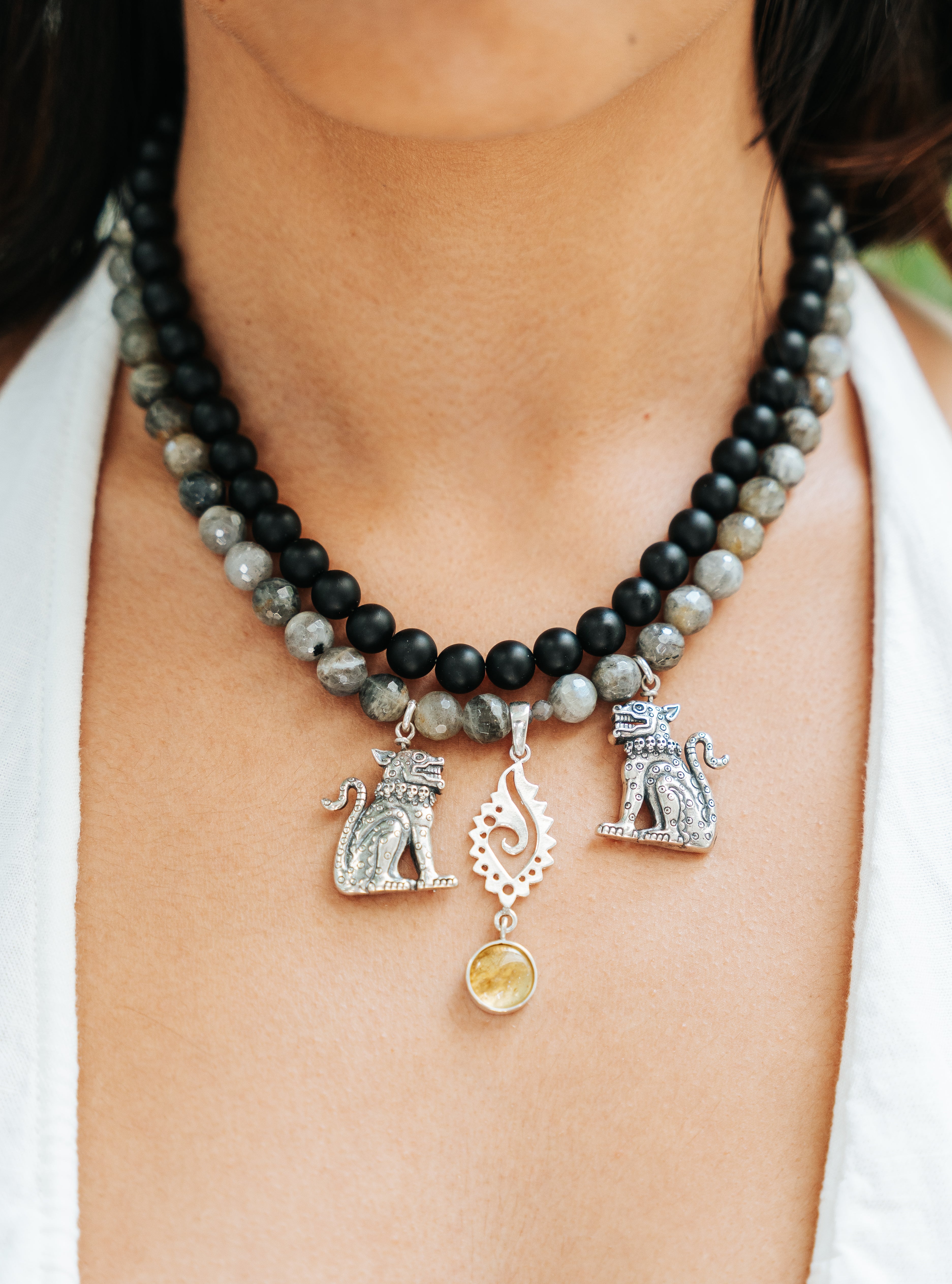 Collar Guardianes, joya de plata .925, con obsidiana y labradorita – Gabriela Sánchez (vista 2)