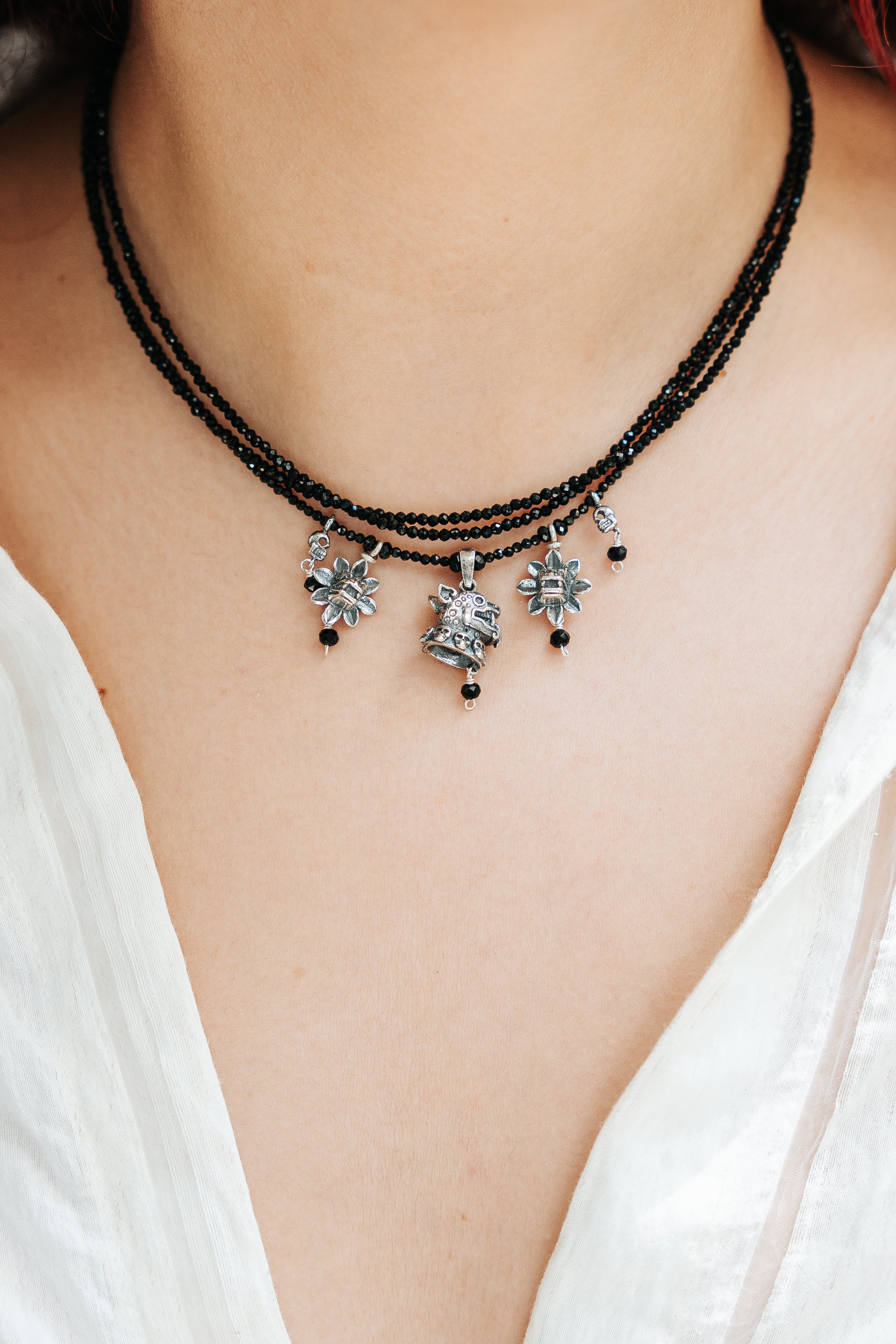 Collar Rostros de Mis Antepasados, joya de plata .925, con espinela y ónix – Gabriela Sánchez (vista 2)