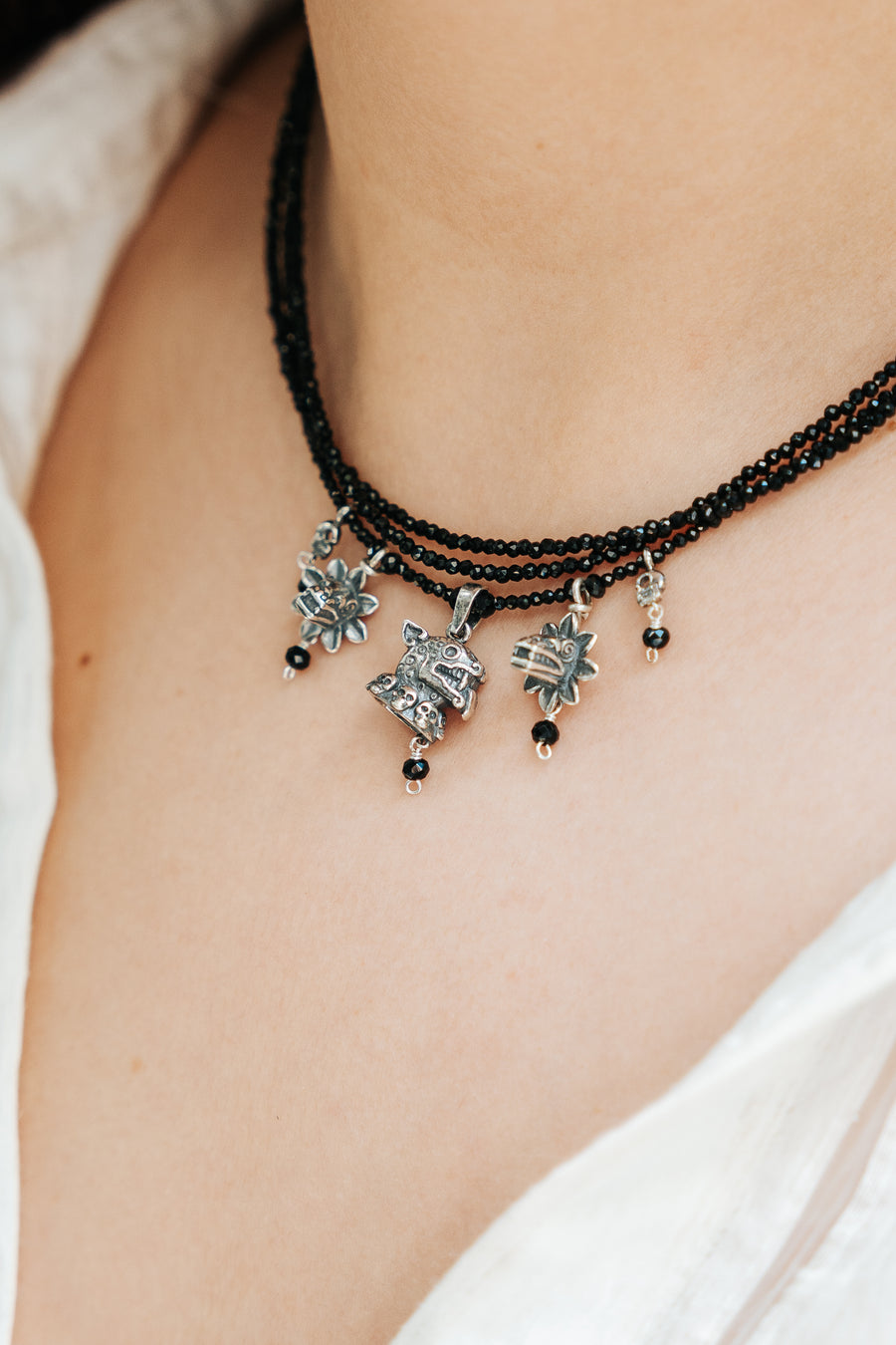 Collar Rostros de Mis Antepasados, joya de plata .925, con espinela y ónix – Gabriela Sánchez (vista 4)