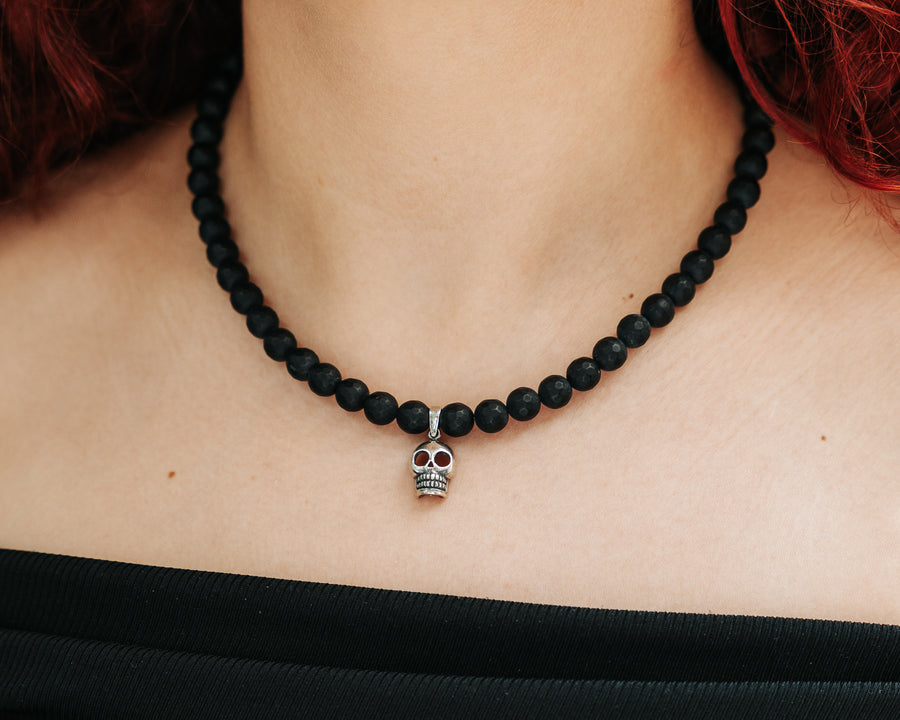 Collar Cráneo de Barro negro, joya de plata .925, con obsidiana – Gabriela Sánchez (vista 2)