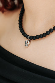 Collar Cráneo de Barro negro, joya de plata .925, con obsidiana – Gabriela Sánchez (vista 4)