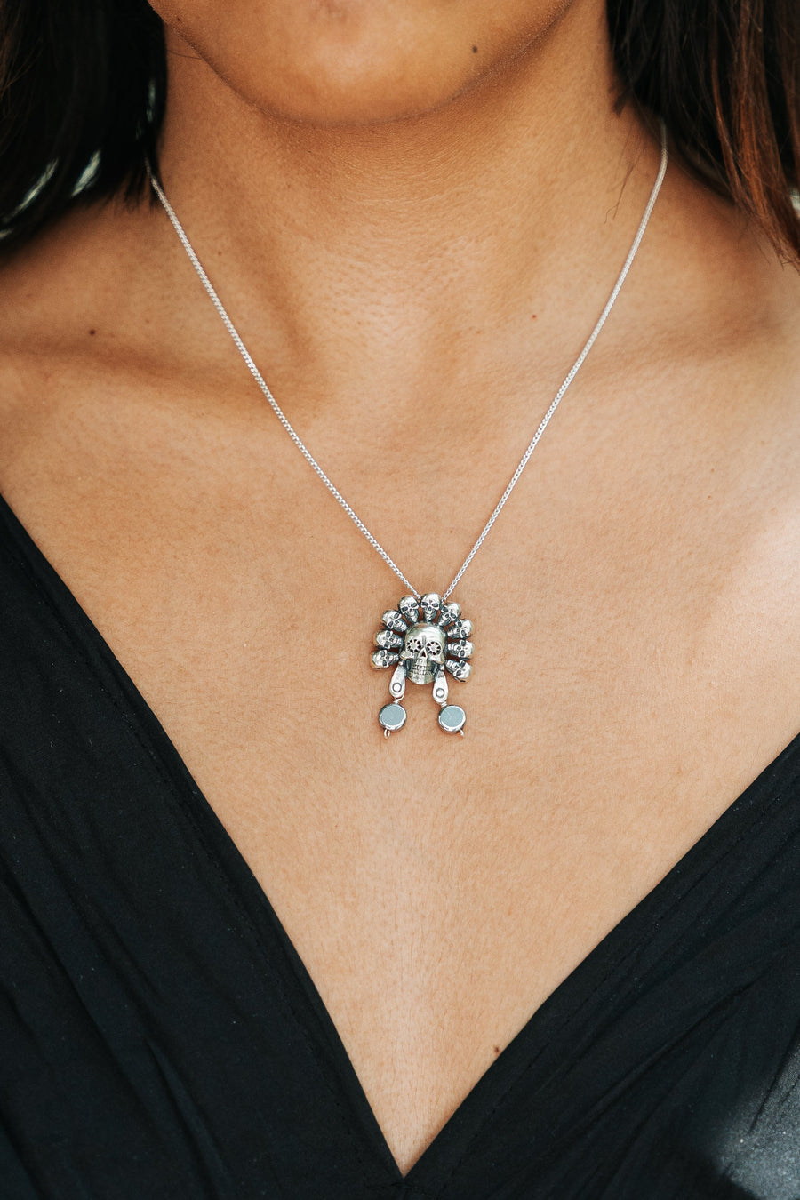 Dije Cráneos Tzompantli, joya de plata .925, con hematita – Gabriela Sánchez (vista 3)