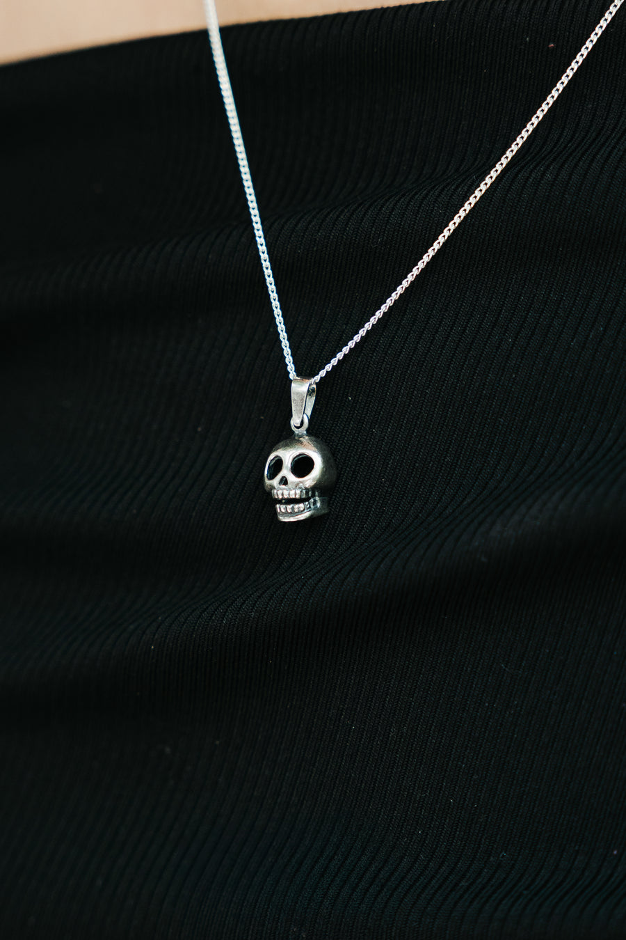 Dije Calavera, joya de plata .925 – Gabriela Sánchez (vista 3)