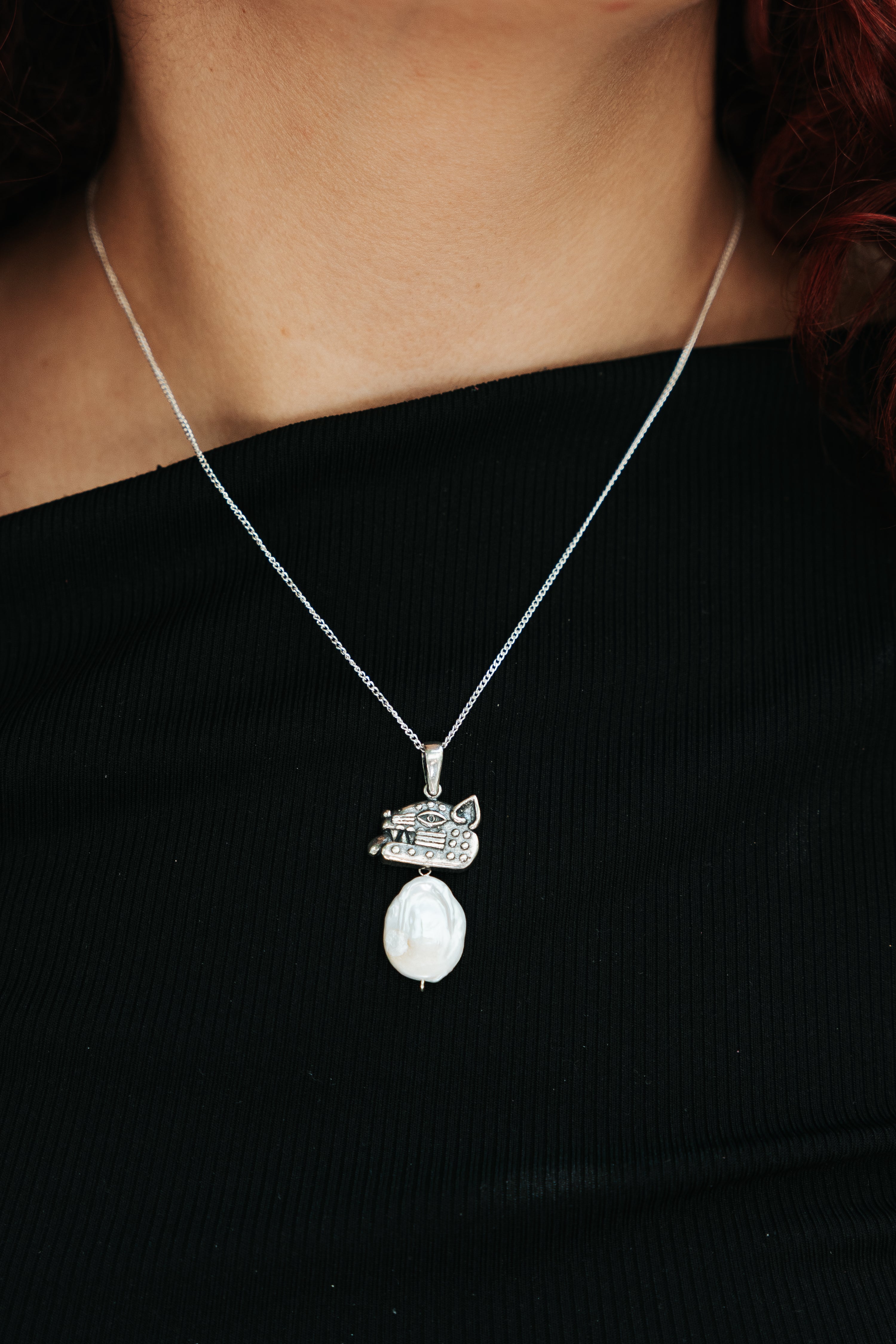 Dije Aúllo a la Luna, joya de plata .925, con perla – Gabriela Sánchez (vista 2)