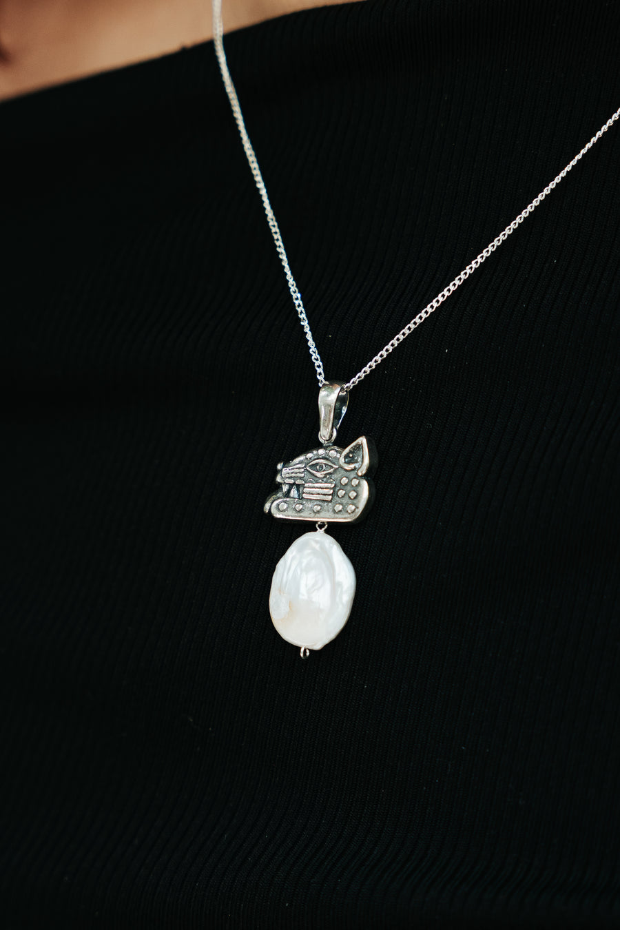 Dije Aúllo a la Luna, joya de plata .925, con perla – Gabriela Sánchez (vista 3)