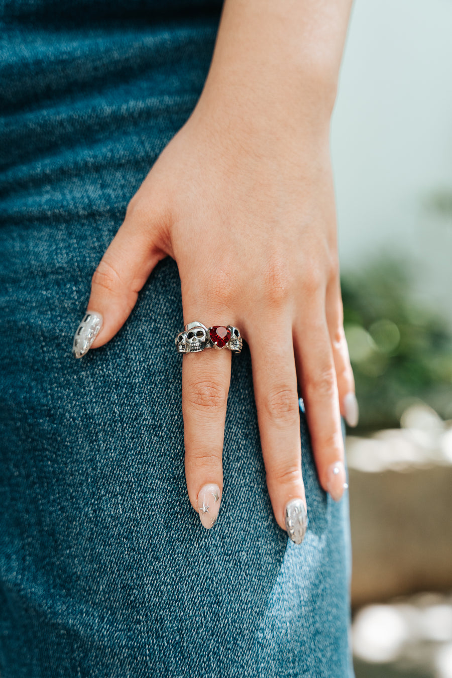Anillo Grana Calavera, joya de plata .925, con cristal Swarovski – Gabriela Sánchez (vista 4)