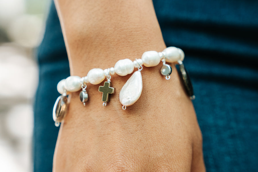 Pulsera Cacao y Copal, joya de plata .925, con perla y cuarzo ahumado – Gabriela Sánchez (vista 2)