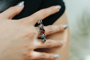 Anillo Calaveras Carmesí, joya de plata .925, con cristal Swarovski – Gabriela Sánchez (vista 3)