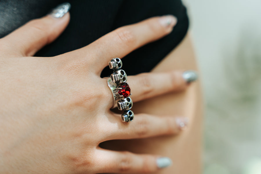 Anillo Calaveras Carmesí, joya de plata .925, con cristal Swarovski – Gabriela Sánchez (vista 3)