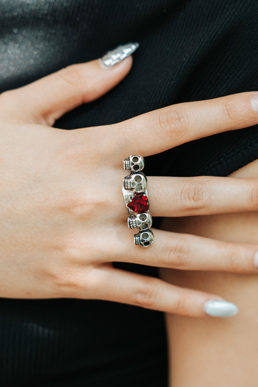 Anillo Calaveras Carmesí, joya de plata .925, con cristal Swarovski – Gabriela Sánchez (vista 2)