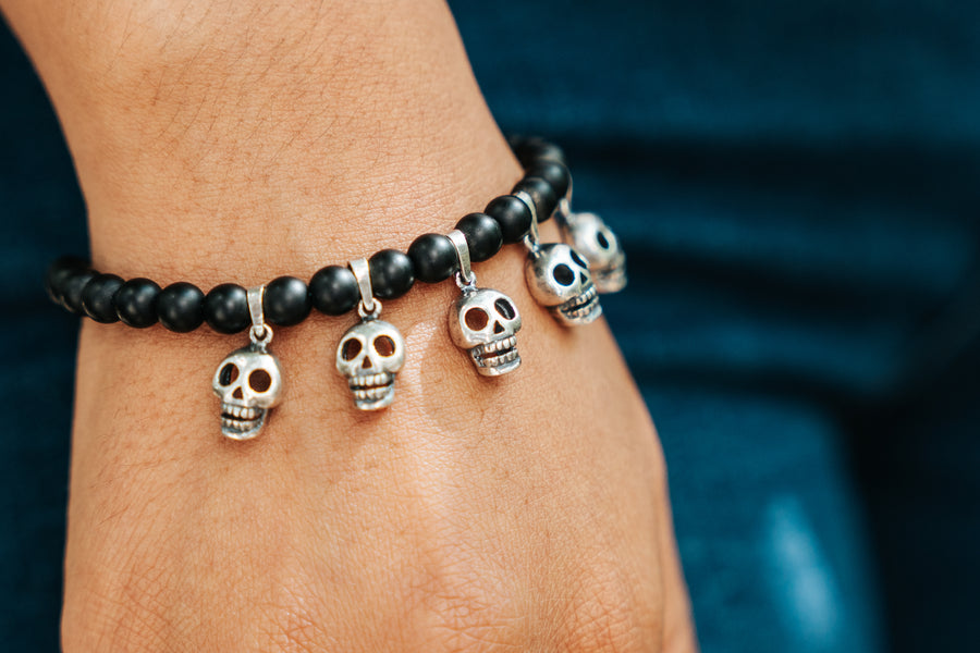 Pulsera Cráneos de Barro Negro, joya de plata .925, con obsidiana – Gabriela Sánchez (vista 2)