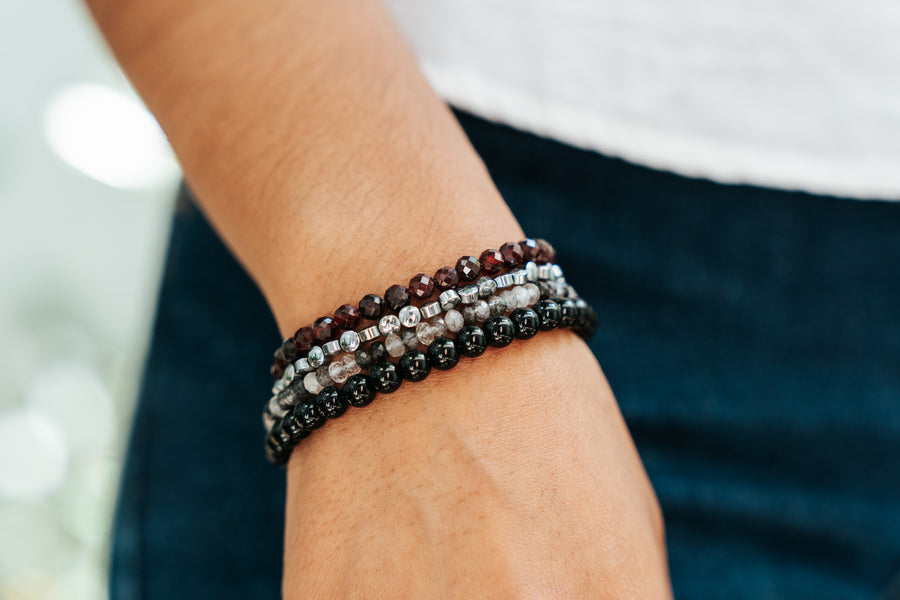 Pulsera Fuego Sagrado, joya de plata .925, con ónix y hematita – Gabriela Sánchez (vista 3)