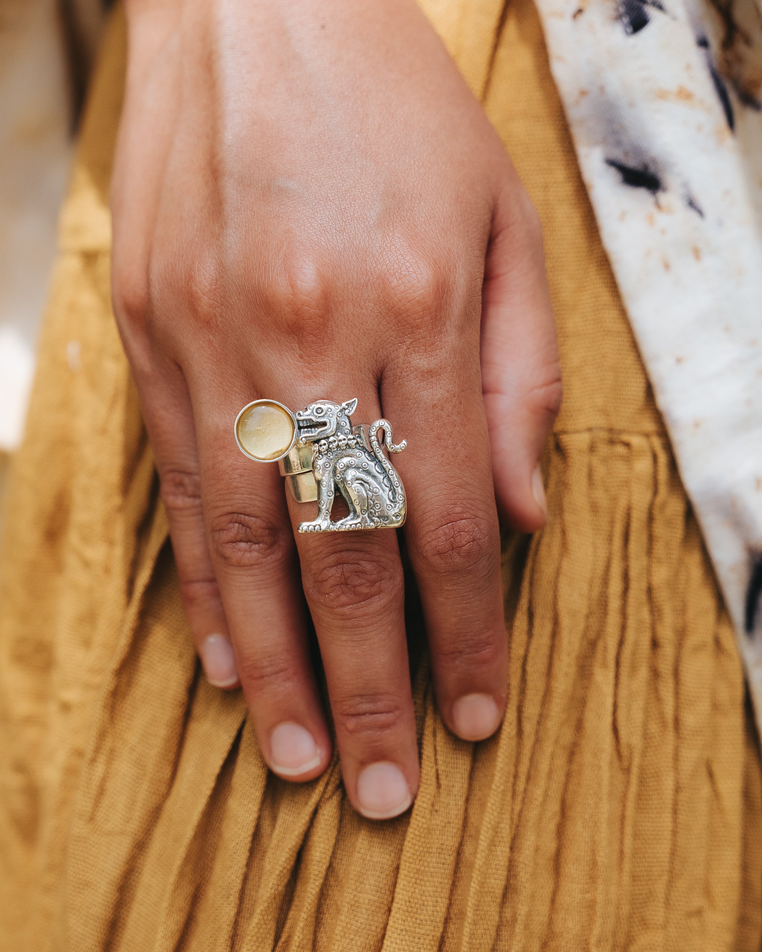 Anillo Compañero del Sol, joya de plata .925, con ámbar – Gabriela Sánchez (vista 2)