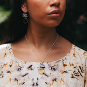 Aretes Guerreros del Alba, joya de plata .925, con ámbar – Gabriela Sánchez (vista 3)