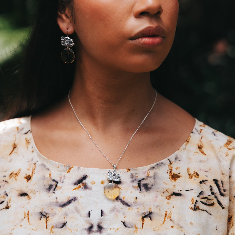 Aretes Guerreros del Alba, joya de plata .925, con ámbar – Gabriela Sánchez (vista 3)