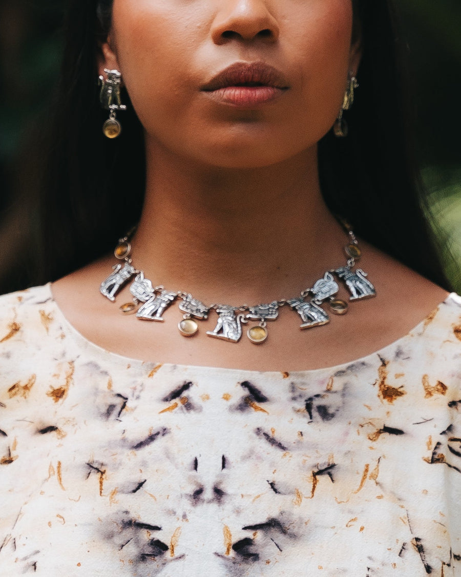 Aretes Compañero del Sol, joya de plata .925, con ámbar – Gabriela Sánchez (vista 3)