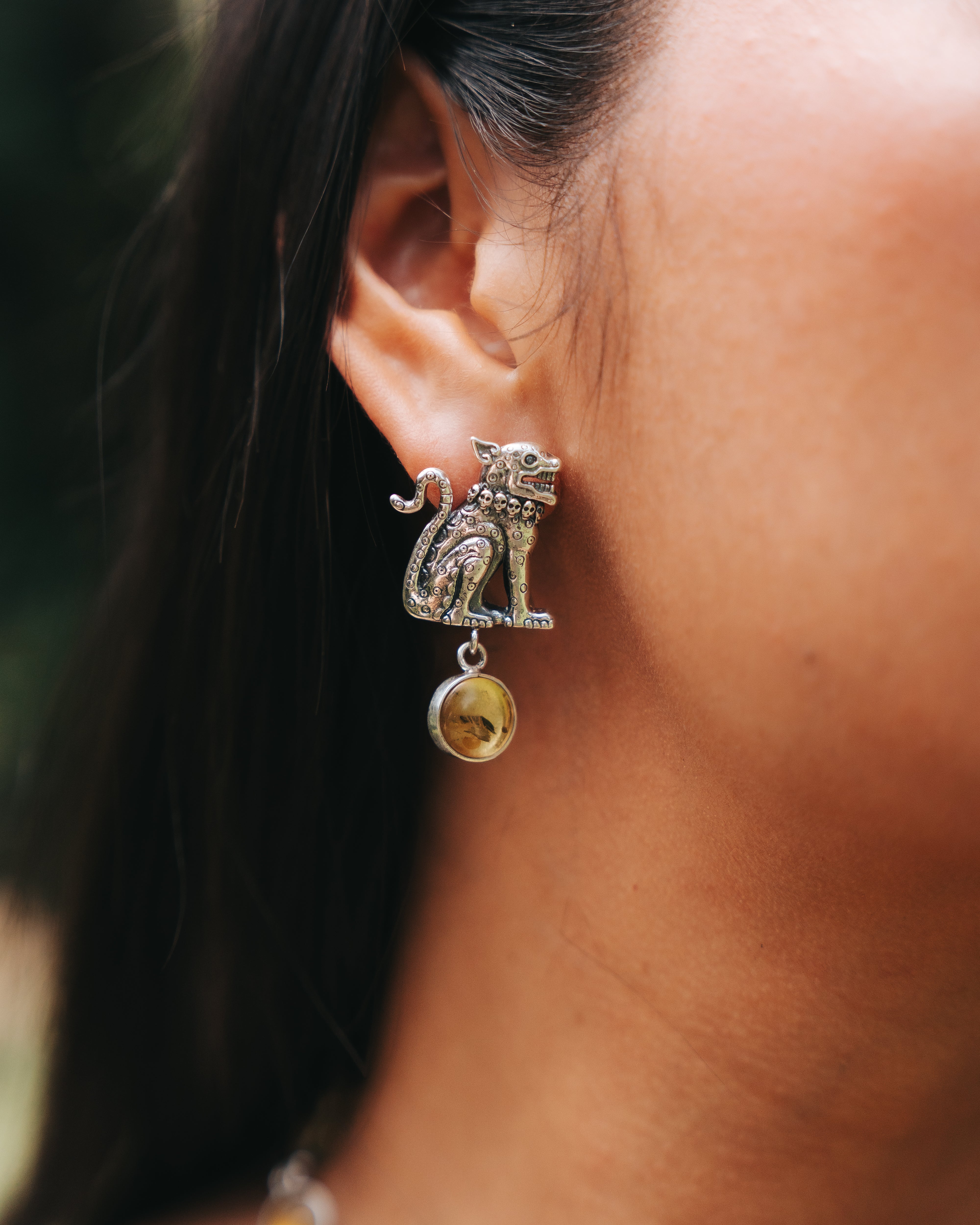 Aretes Compañero del Sol, joya de plata .925, con ámbar – Gabriela Sánchez (vista 2)