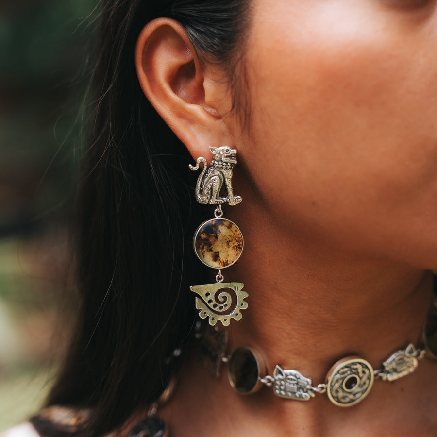 Aretes Guerrero Jaguar con Ámbar, joya de plata .925 – Gabriela Sánchez (vista 2)