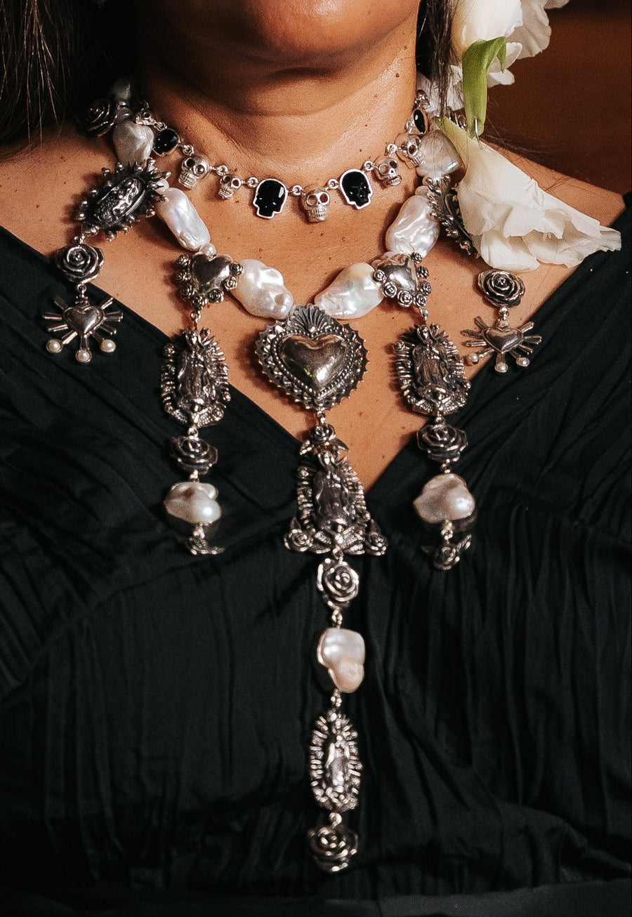 Collar Altar Dedicado al Recuerdo, joya de plata .925, con perla – Gabriela Sánchez (vista 4)