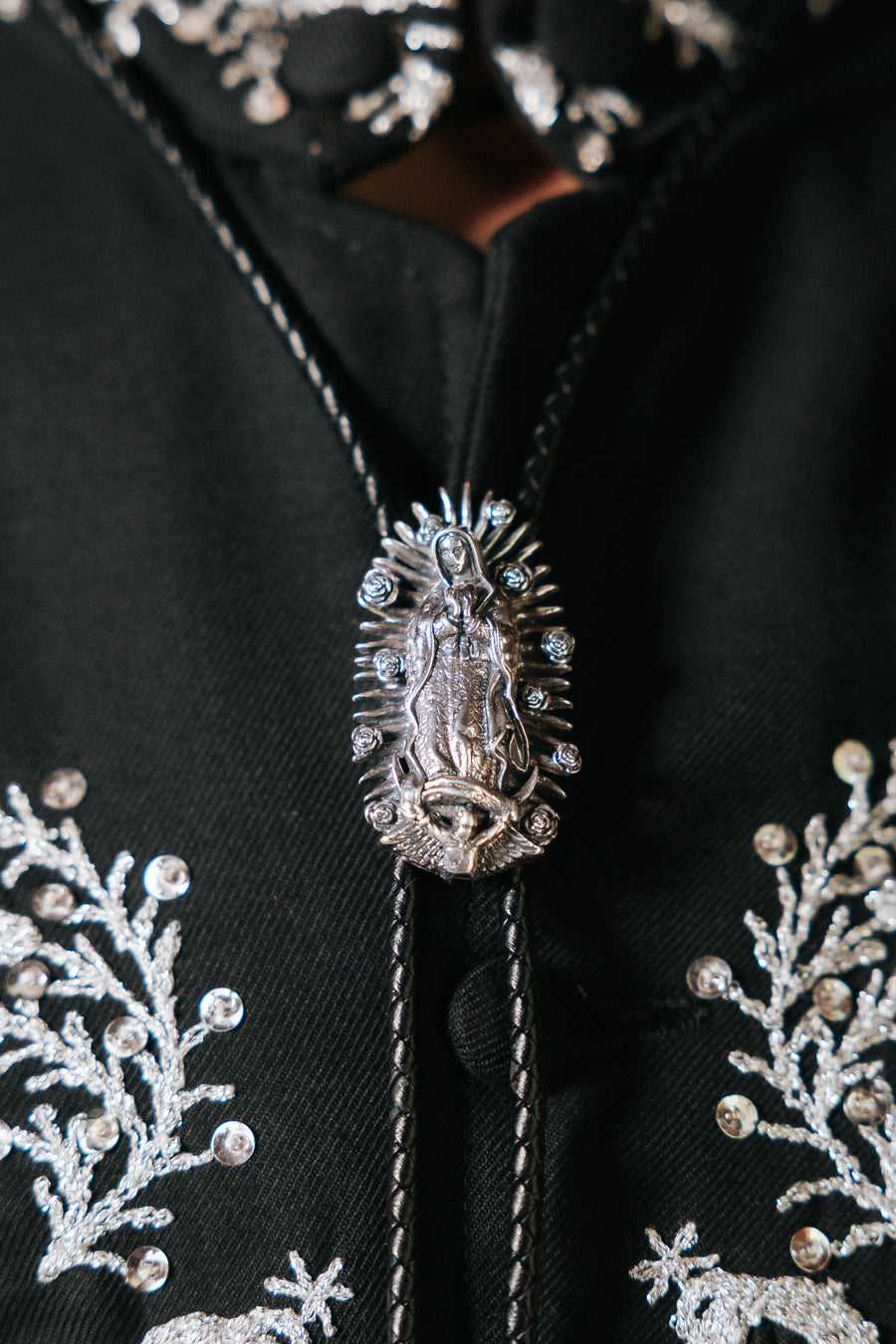 Corbatín Guadalupano, joya de plata .925 – Gabriela Sánchez (vista 3)