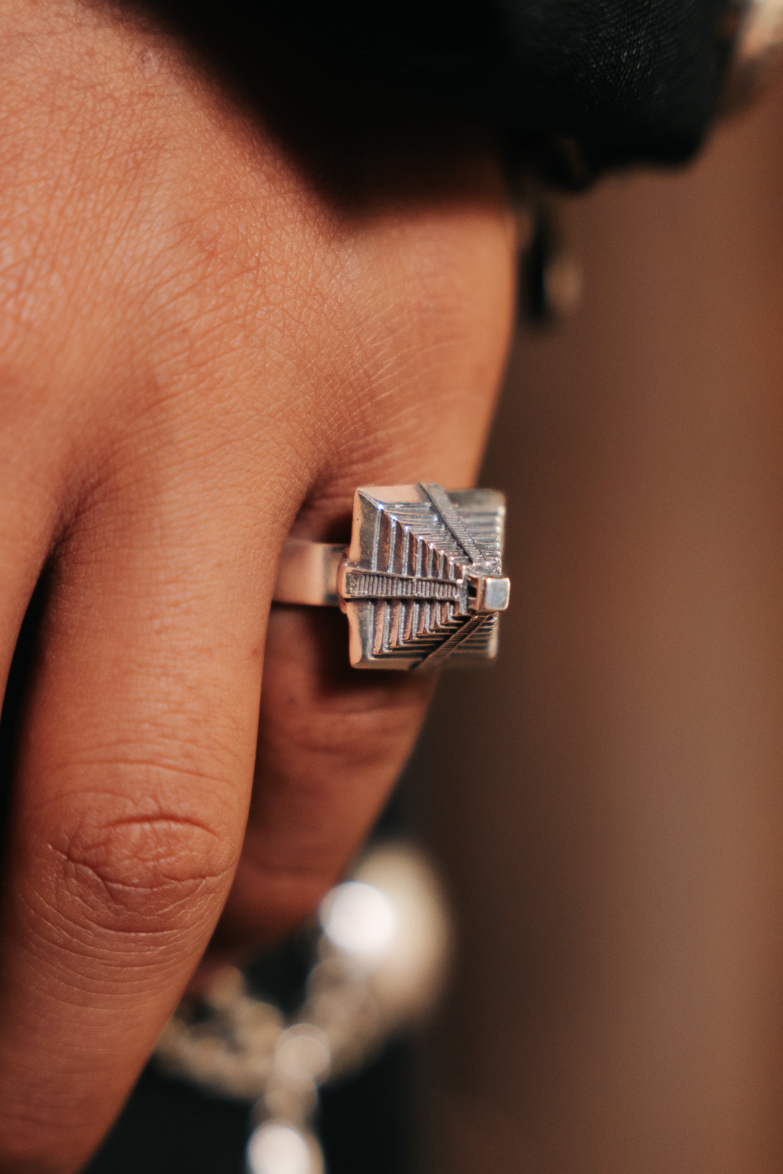 Anillo Pirámide, joya de plata .925 – Gabriela Sánchez (vista 2)
