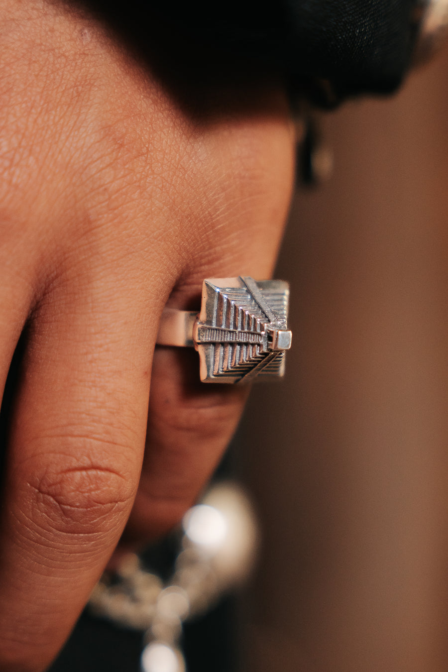Anillo Pirámide, joya de plata .925 – Gabriela Sánchez (vista 2)