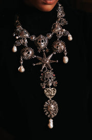 Collar Fiesta Mestiza, joya de plata .925, con perla y pirita – Gabriela Sánchez (vista 5)