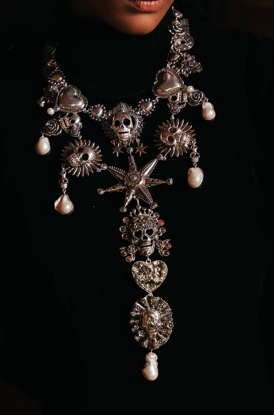 Collar Fiesta Mestiza, joya de plata .925, con perla y pirita – Gabriela Sánchez (vista 5)