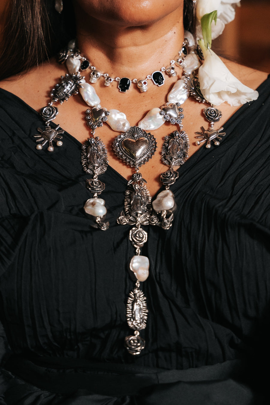 Collar Altar Dedicado al Recuerdo, joya de plata .925, con perla – Gabriela Sánchez (vista 5)