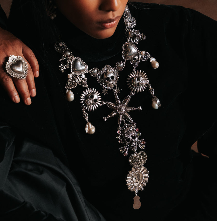 Collar Fiesta Mestiza, joya de plata .925, con perla y pirita – Gabriela Sánchez (vista 2)