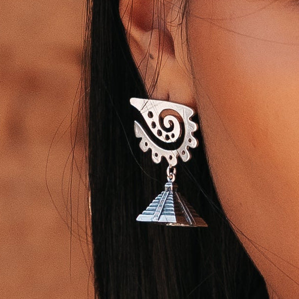 Aretes Espiral y Pirámide, joya de plata .925 – Gabriela Sánchez (vista 3)