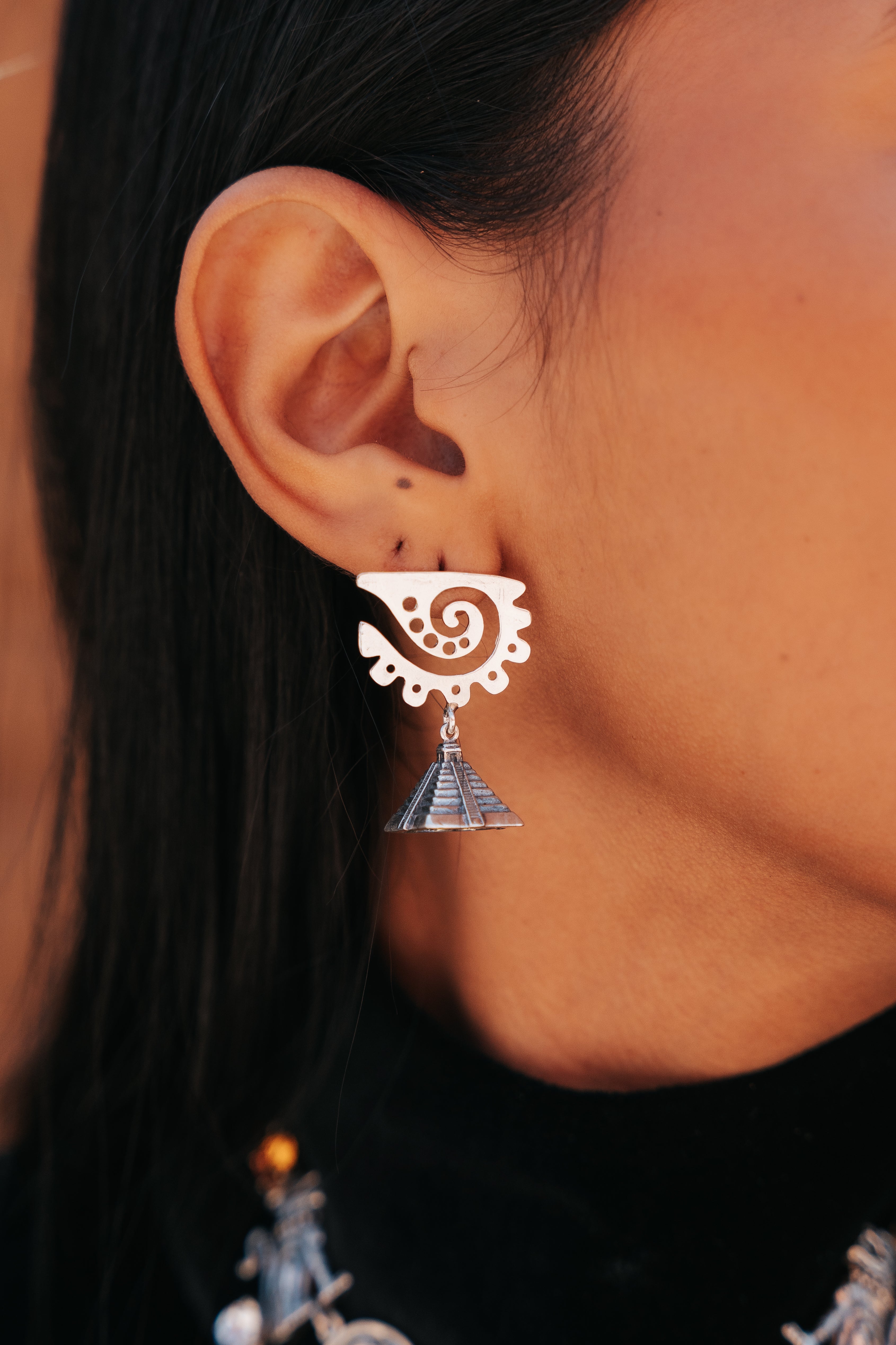 Aretes Espiral y Pirámide, joya de plata .925 – Gabriela Sánchez (vista 2)