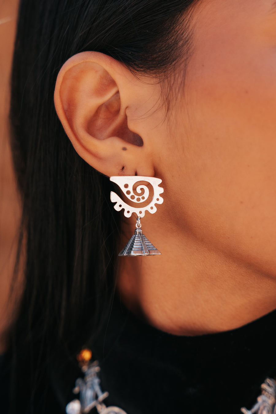 Aretes Espiral y Pirámide, joya de plata .925 – Gabriela Sánchez (vista 2)