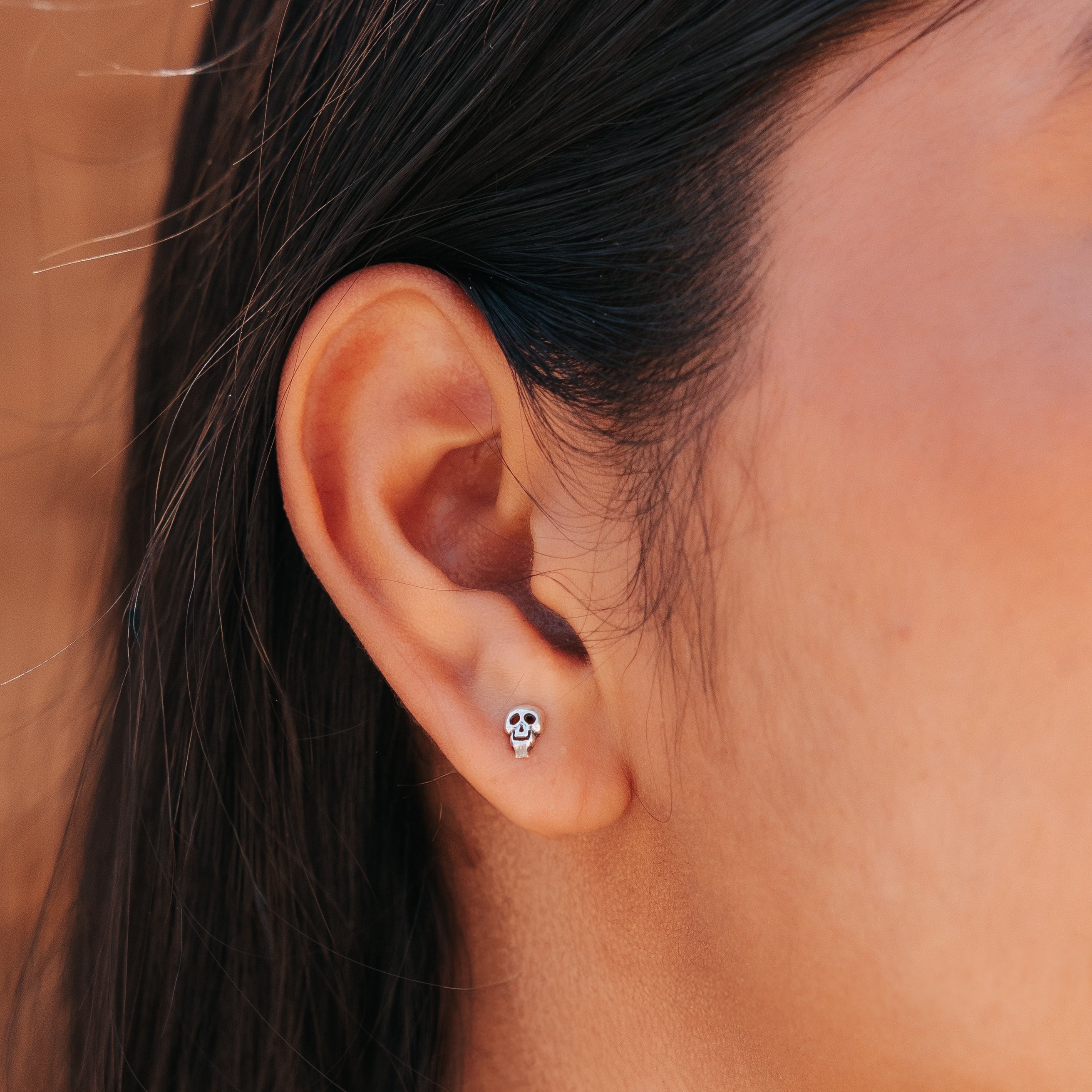 Aretes Cráneo Mini, joya de plata .925 – Gabriela Sánchez (vista 2)