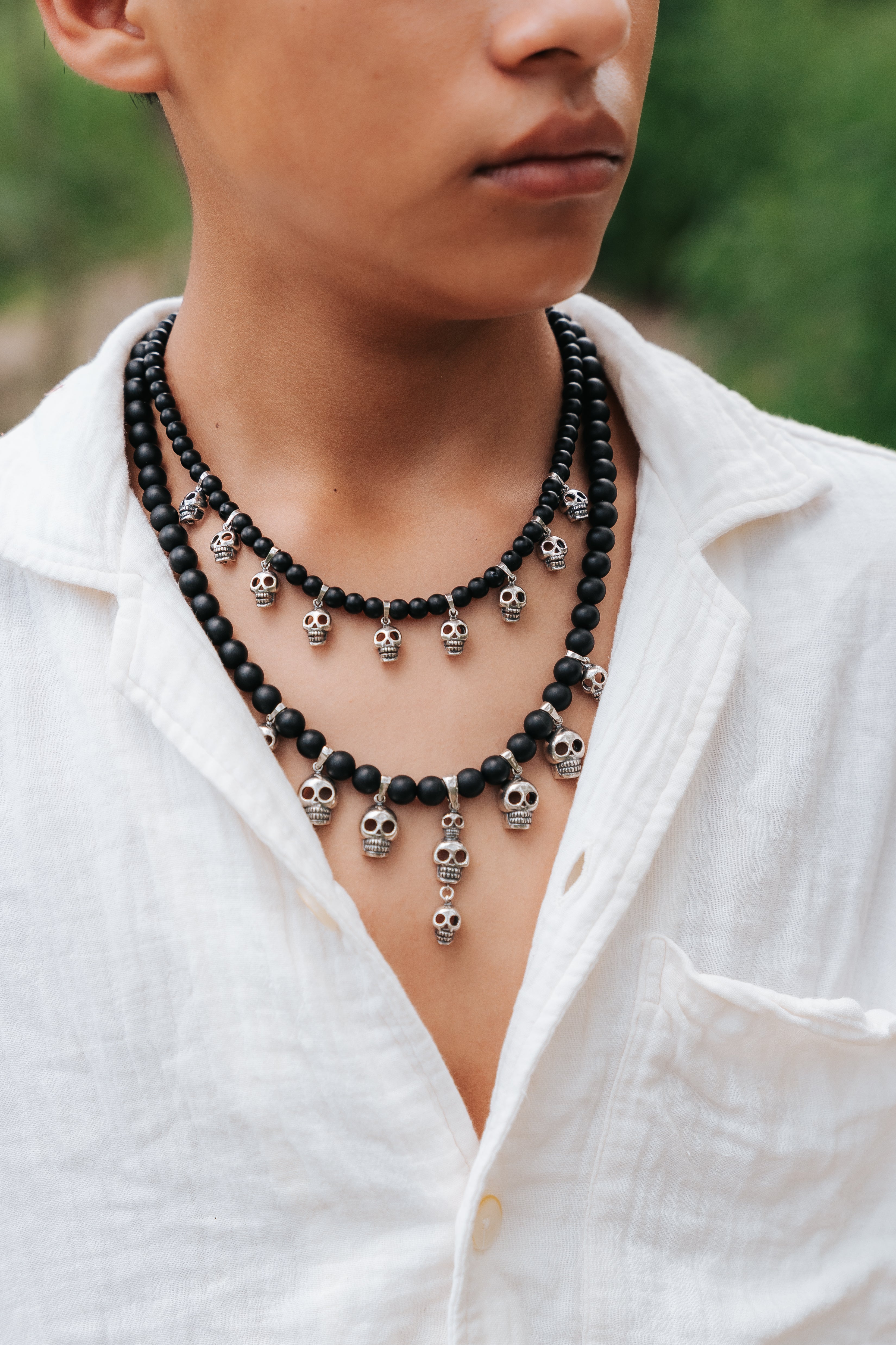 Collar Cráneos de barro negro, joya de plata .925, con obsidiana – Gabriela Sánchez (vista 2)