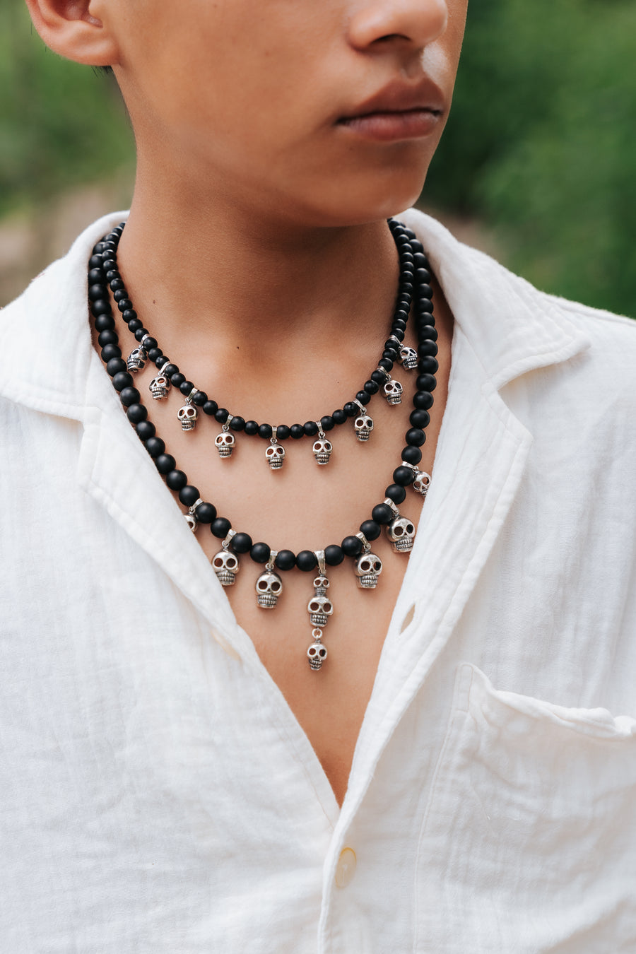 Collar Cráneos de barro negro, joya de plata .925, con obsidiana – Gabriela Sánchez (vista 2)