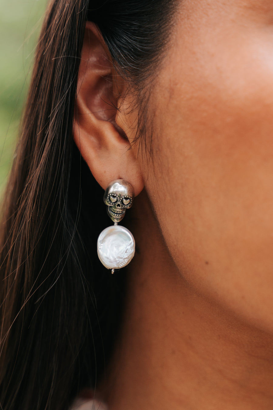 Aretes Calaverita de Perlita, joya de plata .925, con perla – Gabriela Sánchez (vista 3)