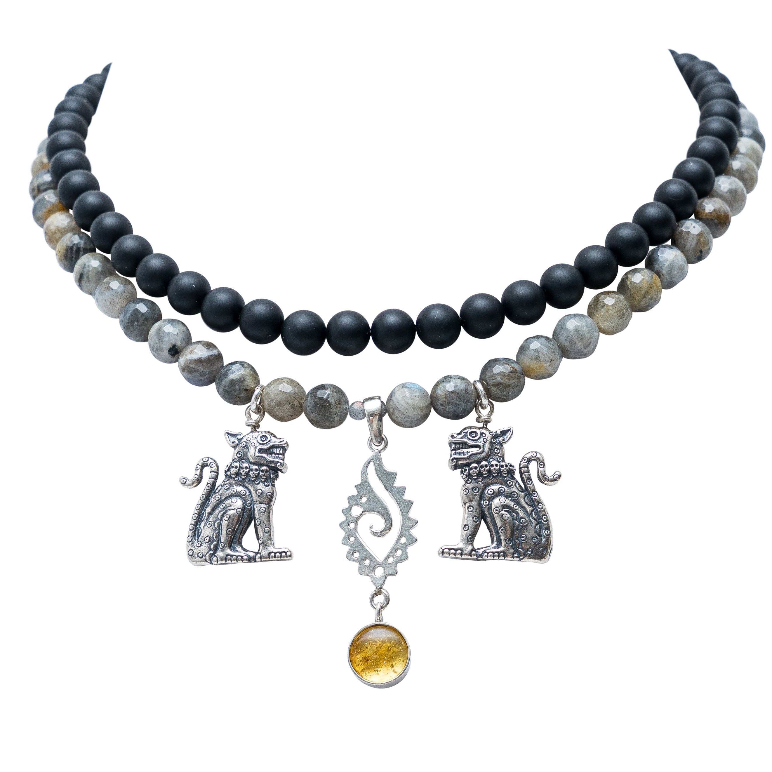 Collar Guardianes, joya de plata .925, con obsidiana y labradorita – Gabriela Sánchez