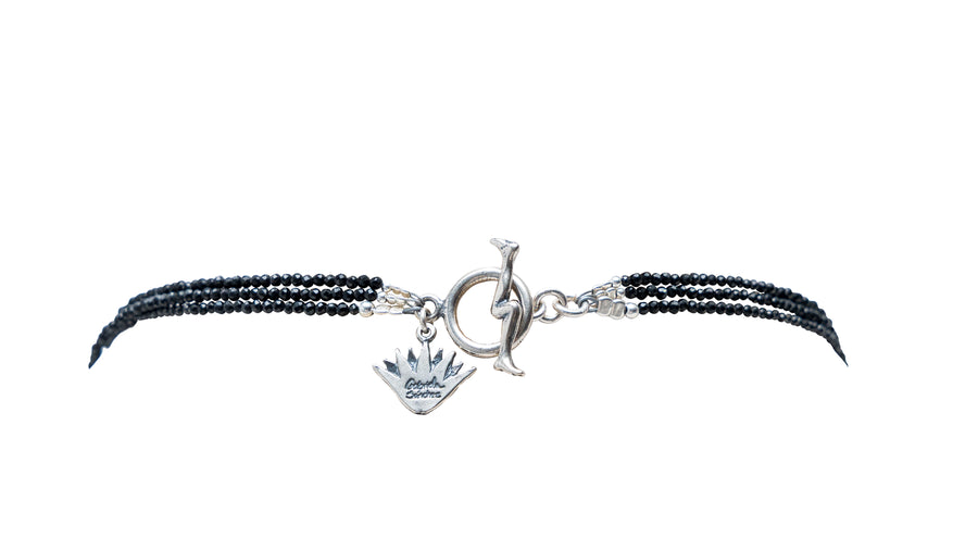 Collar Rostros de Mis Antepasados, joya de plata .925, con espinela y ónix – Gabriela Sánchez (vista 3)
