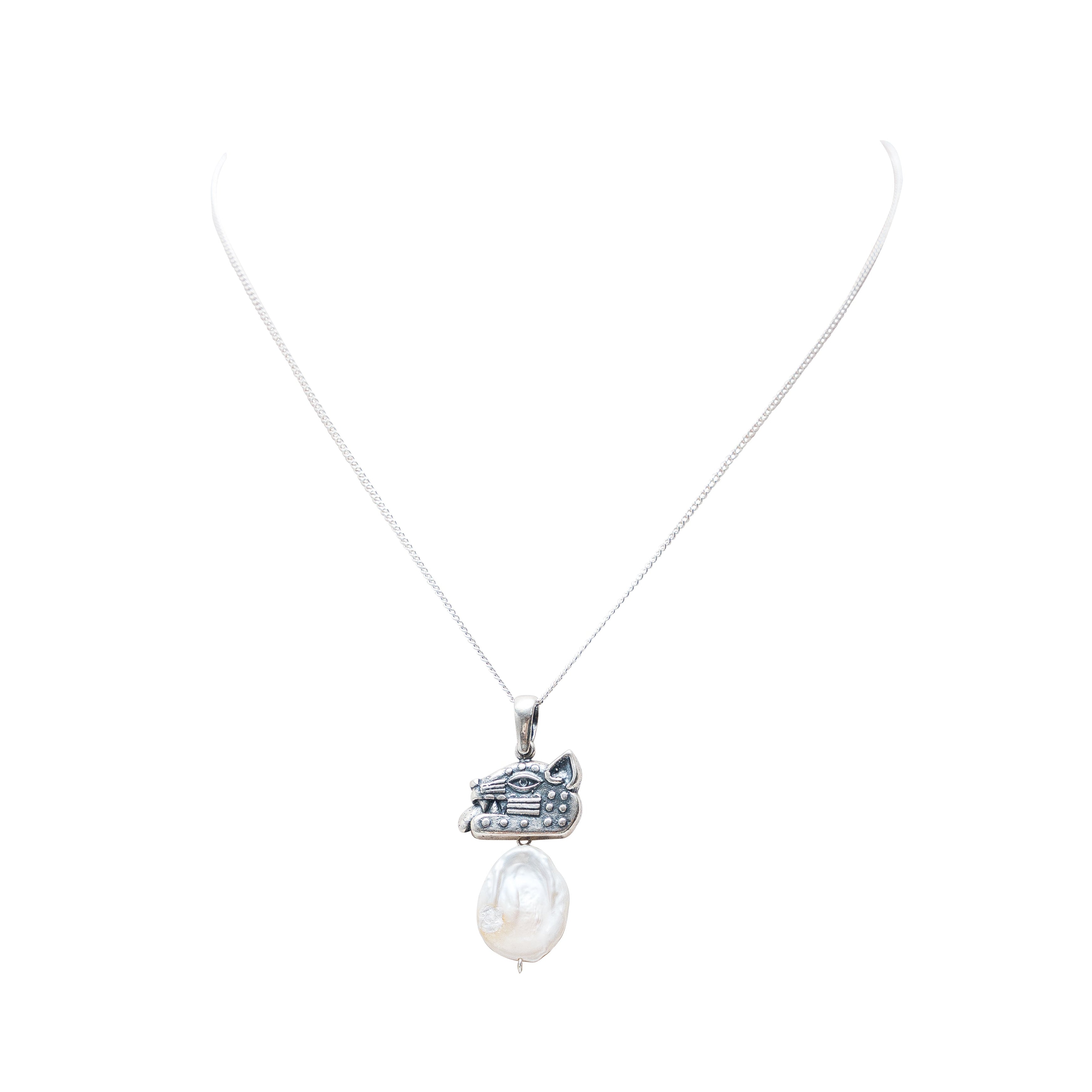 Dije Aúllo a la Luna, joya de plata .925, con perla – Gabriela Sánchez