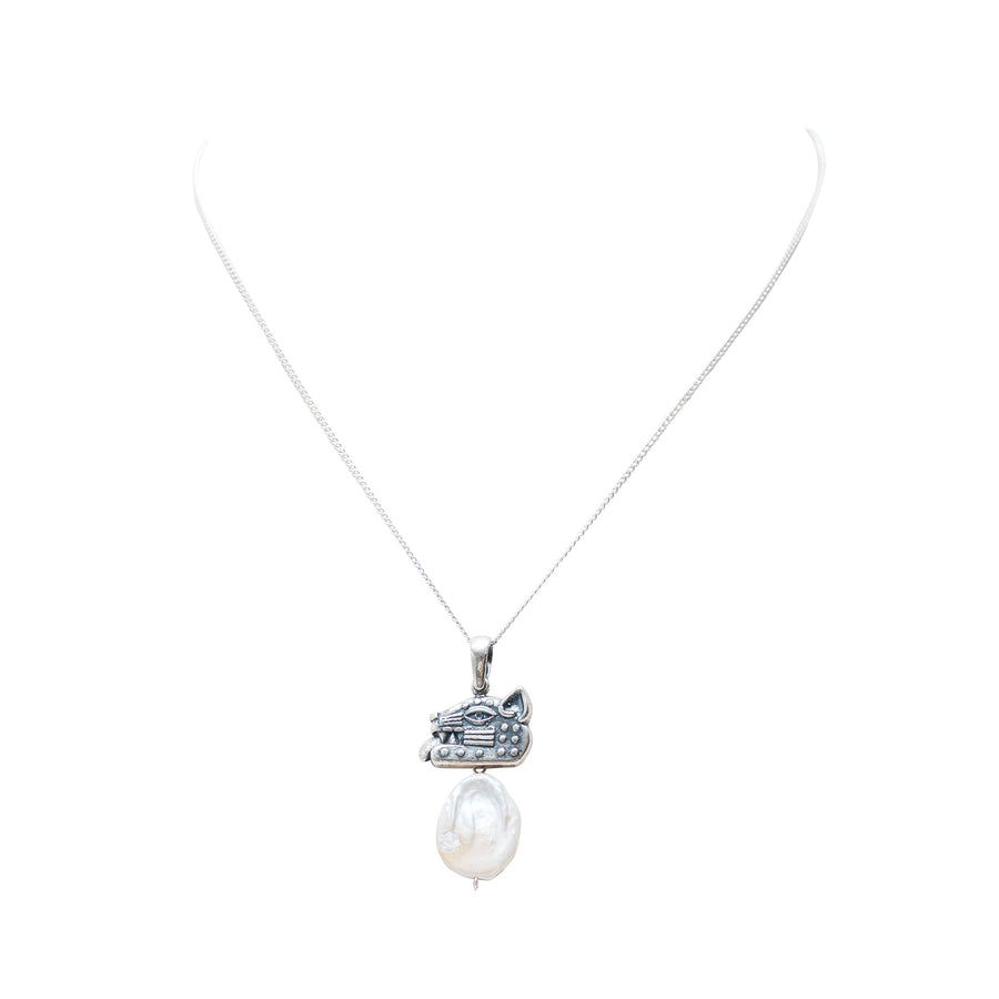 Dije Aúllo a la Luna, joya de plata .925, con perla – Gabriela Sánchez