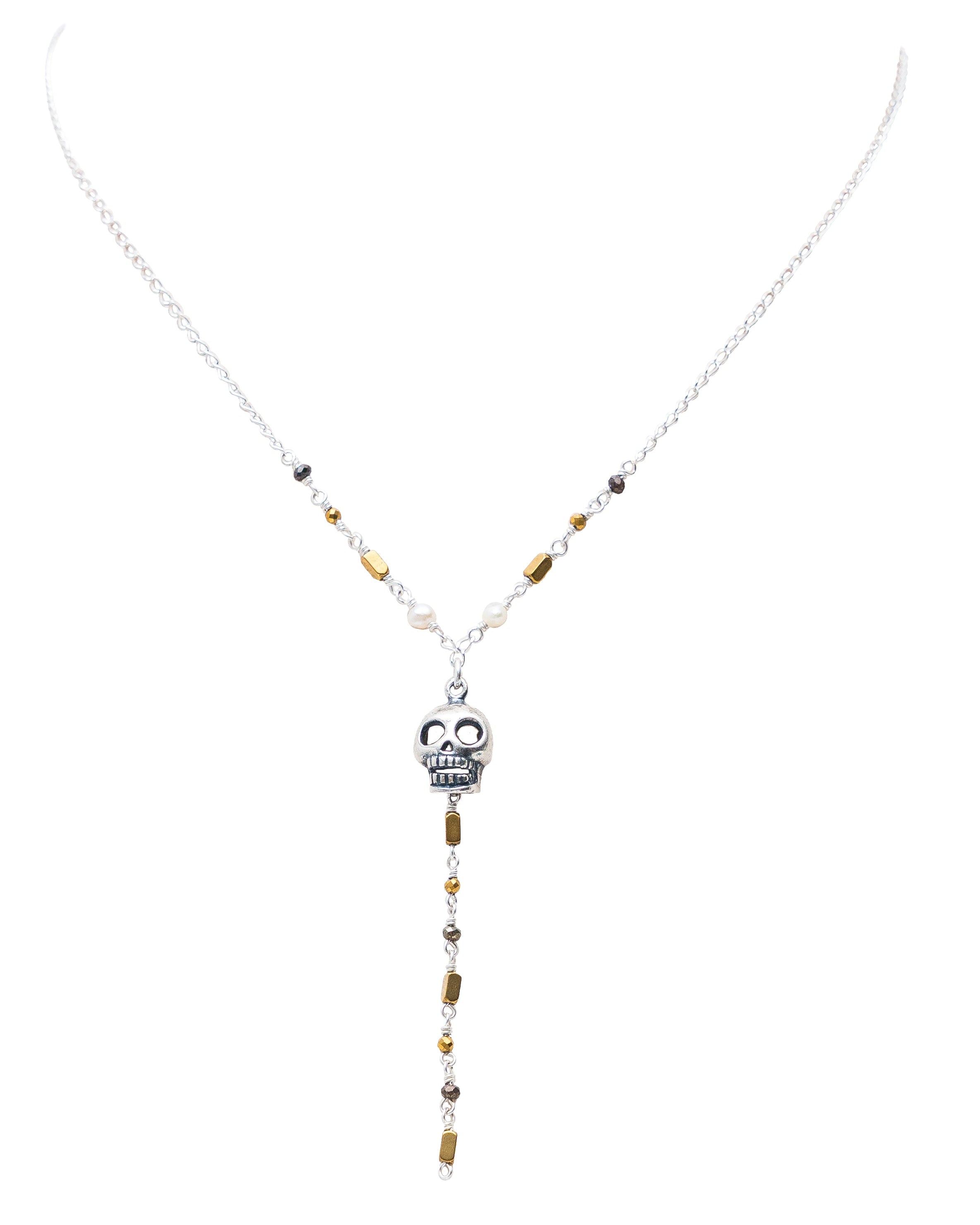 Dije Sombra Dorada, joya de plata .925, con hematita y perla – Gabriela Sánchez