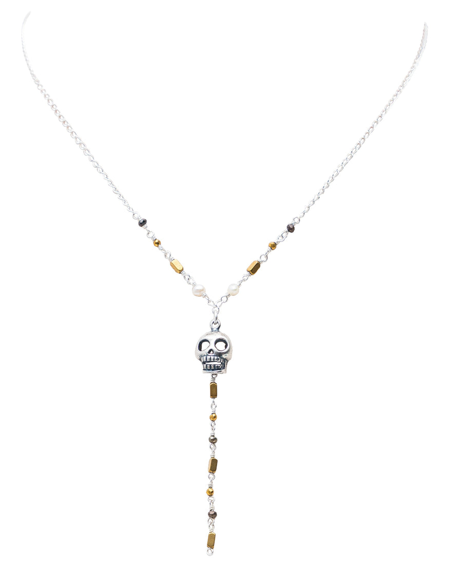 Dije Sombra Dorada, joya de plata .925, con hematita y perla – Gabriela Sánchez