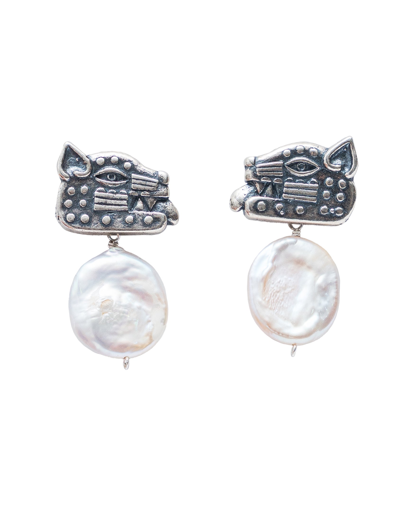 Aretes Aúllo a la Luna, joya de plata .925, con perla – Gabriela Sánchez