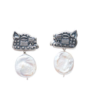 Aretes Aúllo a la Luna, joya de plata .925, con perla – Gabriela Sánchez
