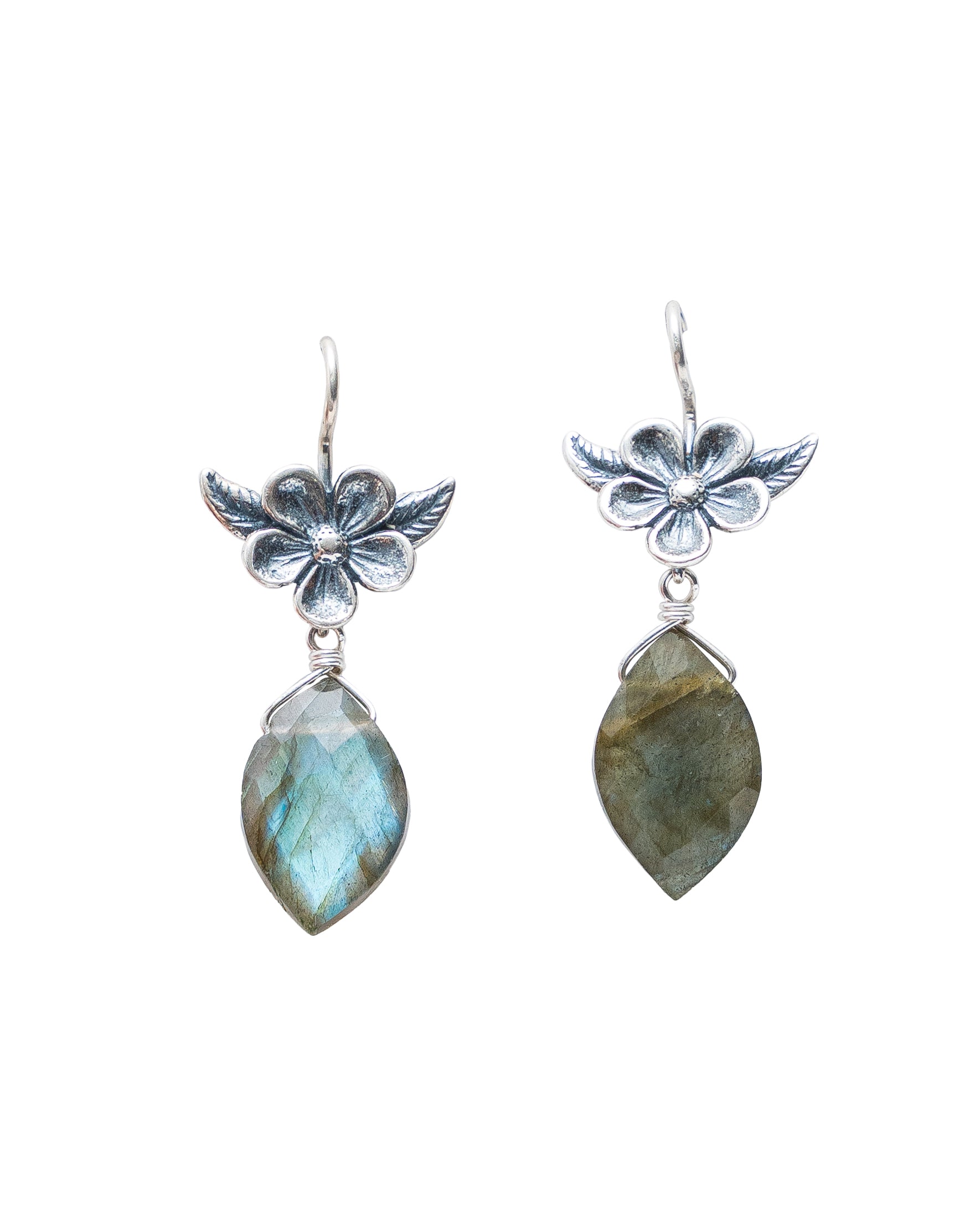 Aretes Las Flores que Sembramos, joya de plata .925, con labradorita – Gabriela Sánchez