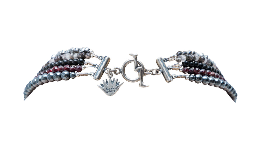 Collar Reencuentro, joya de plata .925, con hematita y cuarzo – Gabriela Sánchez (vista 4)