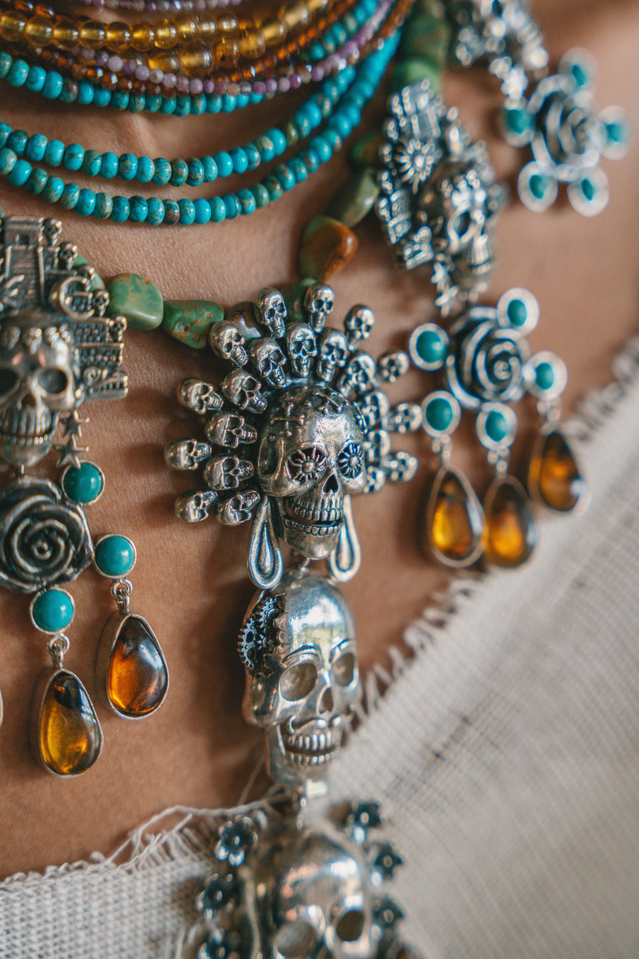 Collar Ofrenda en Turquesa, joya de plata .925, con ámbar – Gabriela Sánchez (vista 3)