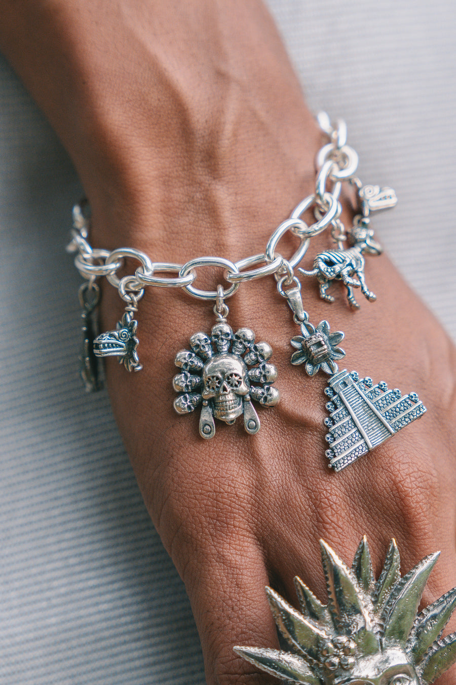 Brazalete Mictlán Sagrado, joya de plata .925 – Gabriela Sánchez (vista 3)