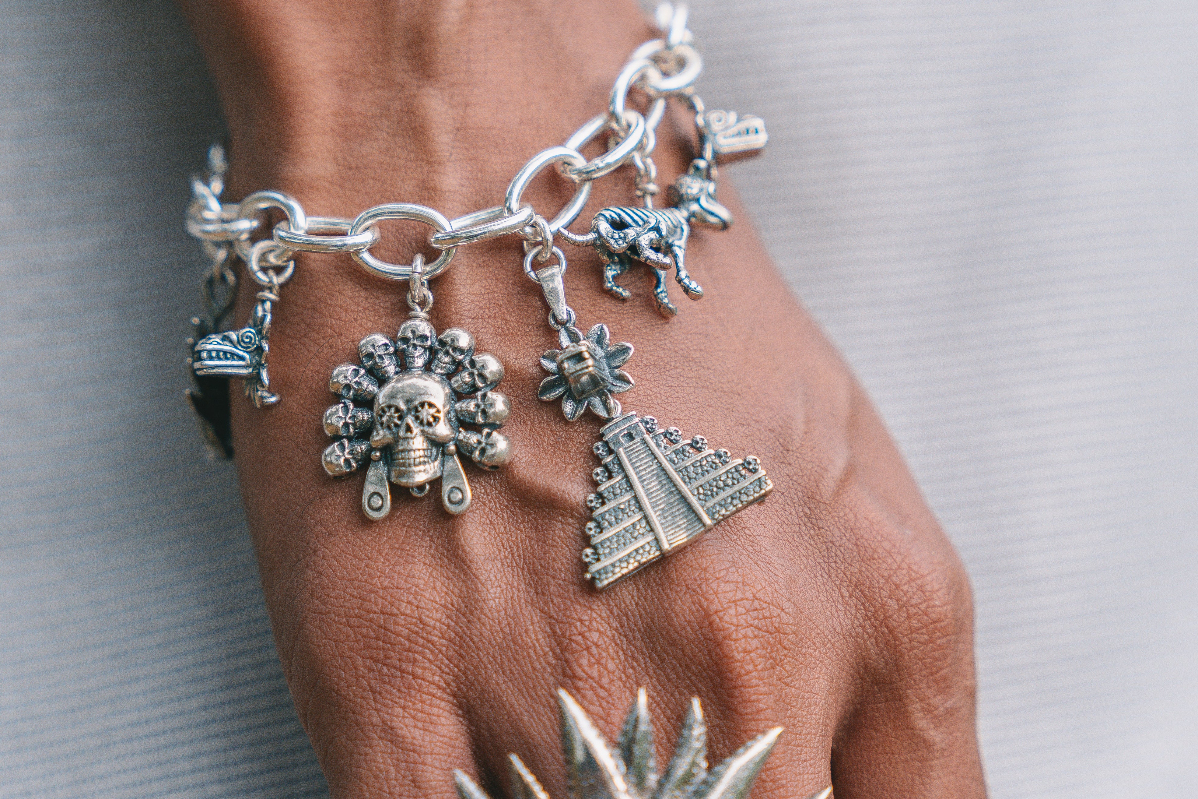 Brazalete Mictlán Sagrado, joya de plata .925 – Gabriela Sánchez (vista 2)